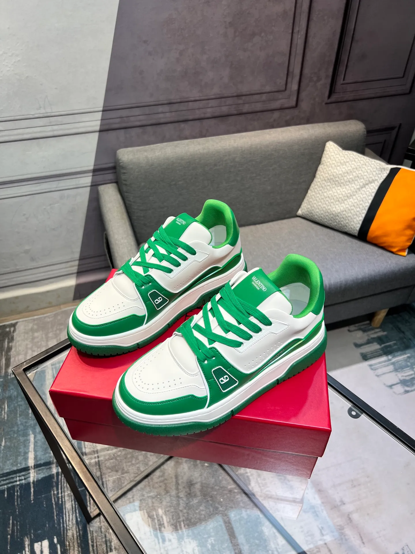 Men's Men's Shoes 💰660 Valentino 2023 early autumn new star shoes are now online! Wang Hedi and Ren Jialun have been worn by many celebrities. Who can refuse the same couple shoes as Wang Hedi! The design of Stars Stab My Heart is cool and spicy. The material of the shoes is cowhide, and every color is beautiful! Size 35-40, men’s size 39-44 (women’s 41, men’s 38, 45🉑️customized)